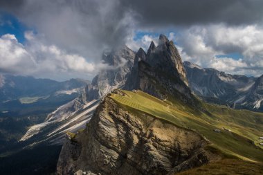 Dağın tepesindeki bulutlar Dolomitler
