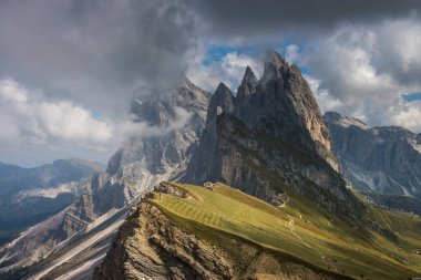 Dağın tepesindeki bulutlar Dolomitler