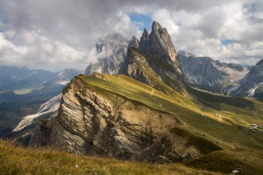 Dağın tepesindeki bulutlar Dolomitler