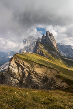 Dağın tepesindeki bulutlar Dolomitler