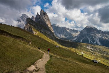 Dağın tepesindeki bulutlar Dolomitler