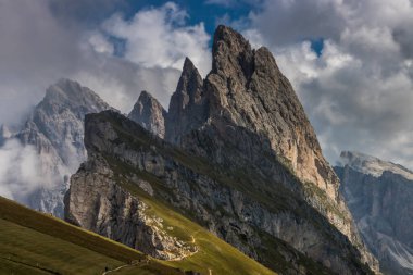 Dağın tepesindeki bulutlar Dolomitler