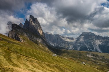 Dağın tepesindeki bulutlar Dolomitler