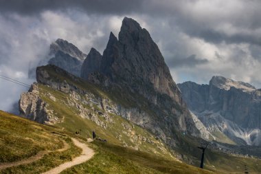 Dağın tepesindeki bulutlar Dolomitler