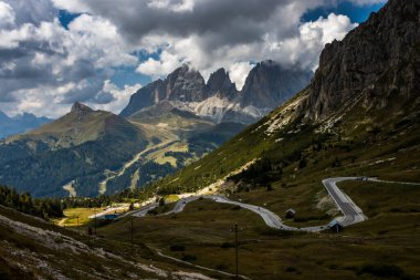 Dağın tepesindeki bulutlar Dolomitler