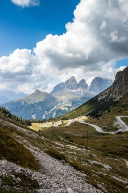 Dağın tepesindeki bulutlar Dolomitler