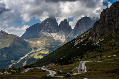 Dağın tepesindeki bulutlar Dolomitler