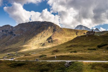 Dolomitlerde Sella Geçidi 'nin üzerindeki bulutlar