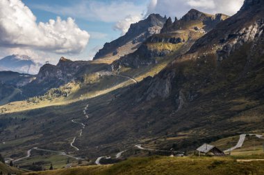 Dağın tepesindeki bulutlar Dolomitler içinde Sella Geçidi