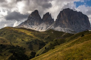 Dağın tepesindeki bulutlar Dolomitler içinde Sella Geçidi
