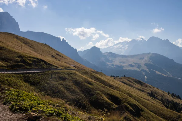 Słoneczny Dzień Górskim Rolle Pass Dolomitach — Zdjęcie stockowe