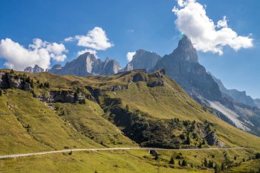 Dolomitlerle Rolle Pass 'ta güneşli bir gün.