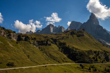 Dolomitler 'deki Rolle Mountain geçidinde güneşli bir gün.