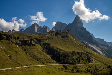 Dolomitler 'deki Rolle Mountain geçidinde güneşli bir gün.