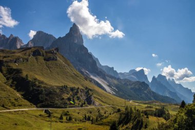 Dolomitler 'deki Rolle Mountain geçidinde güneşli bir gün.