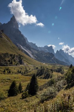 Dolomitler 'deki Rolle Mountain geçidinde güneşli bir gün.