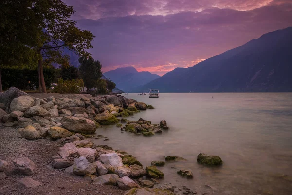 Rosa Färger Himlen Soluppgången Över Gardasjön — Stockfoto
