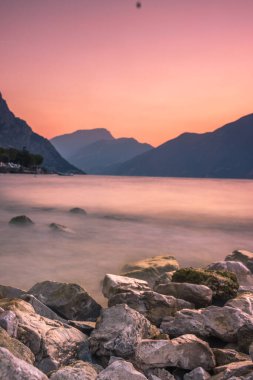 Garda Gölü 'nün üzerinde gün doğumunda renkli bir gökyüzü
