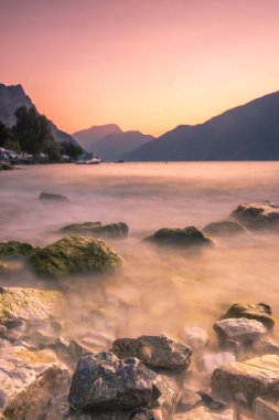 Garda Gölü 'nün üzerinde gün doğumunda renkli bir gökyüzü