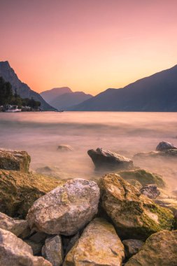 Garda Gölü 'nün üzerinde gün doğumunda renkli bir gökyüzü