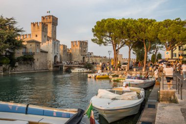 Garda Gölü 'ndeki Sirmione tatil köyünde akşam.