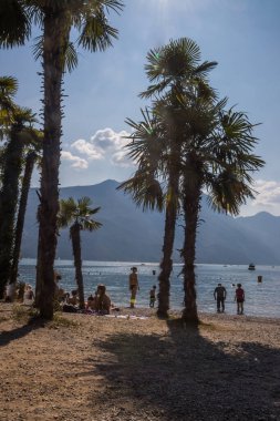 Garda Gölü 'ndeki Riva del Garda tatil köyünde güneşli bir yaz günü.