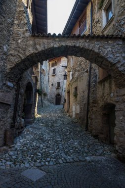 Garda Gölü üzerindeki Canale di Tenno 'nun eski ortaçağ kasabasının sokakları