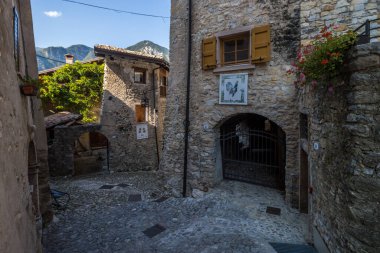 Garda Gölü kıyısındaki Canale di Tenno 'nun eski ortaçağ kasabasının sokağı.