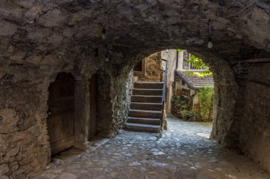 Garda Gölü kıyısındaki Canale di Tenno 'nun eski ortaçağ kasabasının sokağı.