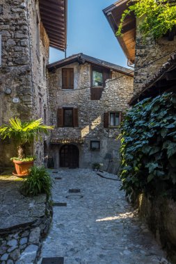 Garda Gölü kıyısındaki Canale di Tenno 'nun eski ortaçağ kasabasının sokağı.