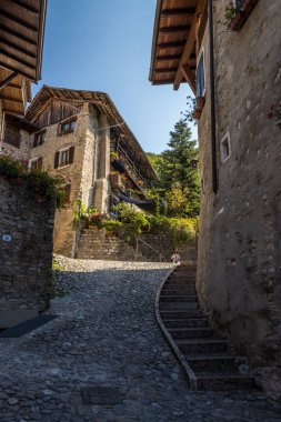 Garda Gölü kıyısındaki Canale di Tenno 'nun eski ortaçağ kasabasının sokağı.