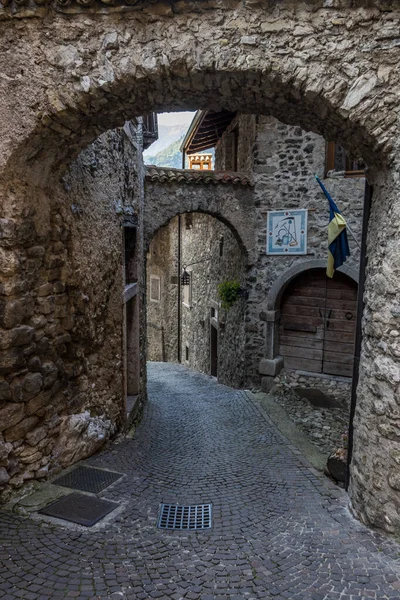 ガルダ湖のカナーレ 天王の旧中世の町の通り — ストック写真