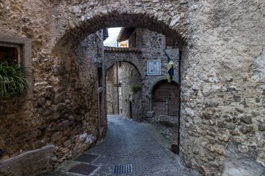 Garda Gölü kıyısındaki Canale di Tenno 'nun eski ortaçağ kasabasının sokağı.