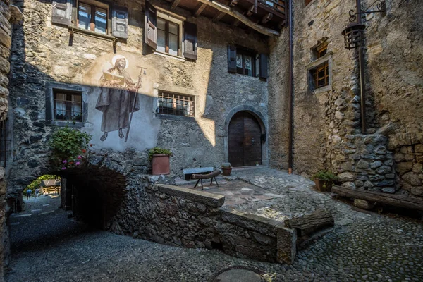 ガルダ湖のカナーレ 天王の旧中世の町の通り — ストック写真