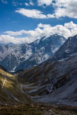 Alplerdeki dağ manzaralı Stelvio Geçidi