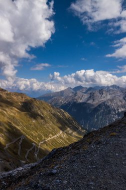 Alplerdeki dağ manzaralı Stelvio Geçidi