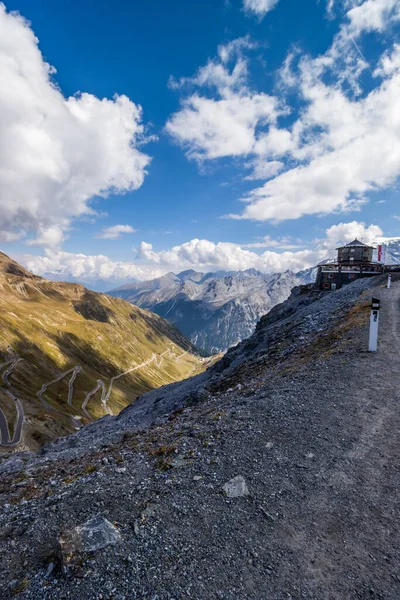 アルプスの山岳風光明媚な道路ステルヴィオ峠 ロイヤリティフリーのストック写真