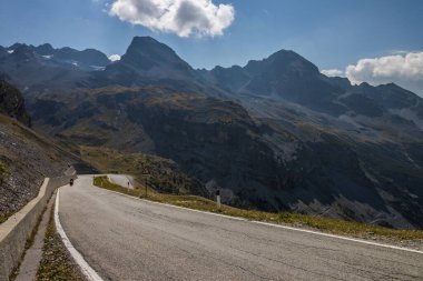 Alplerdeki dağ manzaralı Stelvio Geçidi