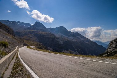 Alplerdeki dağ manzaralı Stelvio Geçidi