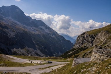 Alplerdeki dağ manzaralı Stelvio Geçidi