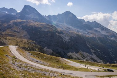 Alplerdeki dağ manzaralı Stelvio Geçidi