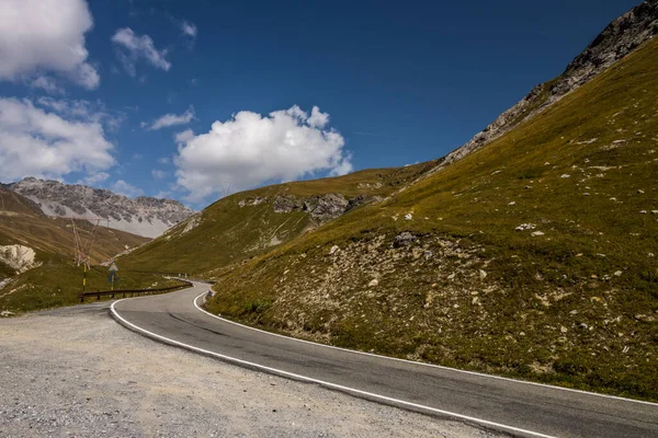 アルプスの山岳風光明媚な道路ステルヴィオ峠 ストック画像