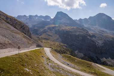 Bulutlar dağ manzaralı yolda Stelvio Geçidi Alplerde
