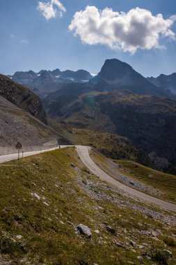 Bulutlar dağ manzaralı yolda Stelvio Geçidi Alplerde