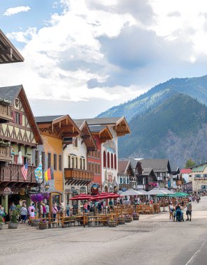 LEAVENworTH, 25 Haziran 2023: Bavyera tarzı köy Leavenworth Cascade Dağları yakınında yer almaktadır..