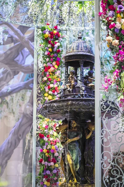 Dekor Mit Bunten Blumen Und Brunnen Stockfoto