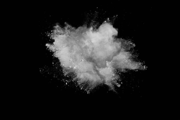 белый порошок на черном фоне