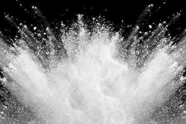 Siyah arka planda beyaz toz patlaması. Renkli bulut. Renkli toz patlar. Boya Holi.