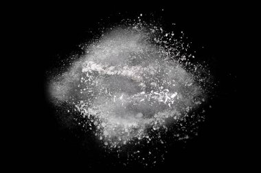 Siyah arka planda beyaz toz patlaması. Renkli bulut. Renkli toz patlar. Boya Holi.