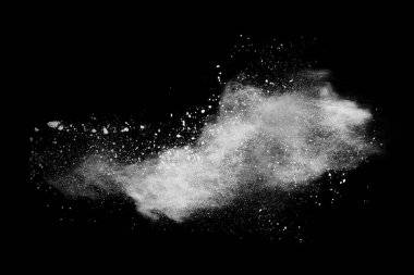 Siyah arka planda beyaz toz patlaması. Renkli bulut. Renkli toz patlar. Boya Holi.